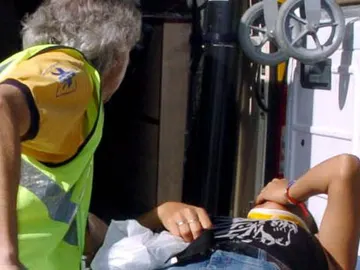 Un herido es atendido por un técnico sanitario Un herido es atendido por un técnico sanitario