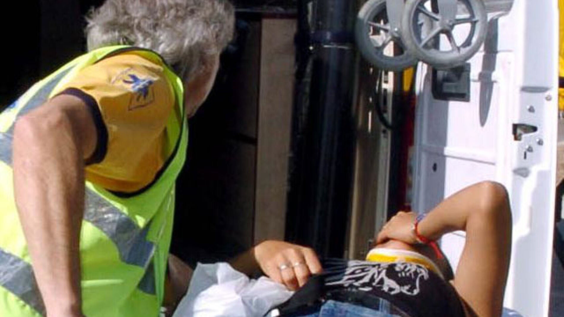 Un herido es atendido por un t&eacute;cnico sanitario