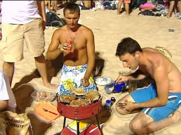 Las barbacoas en la playa ya son una tradición