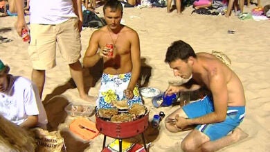 Las barbacoas en la playa ya son una tradición