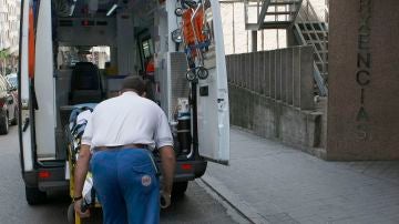 Un paciente es introducido en una ambulancia