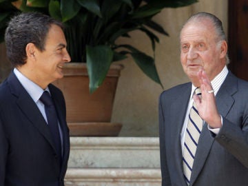 El Rey junto a Zapatero en su reunión en el Palacio de Marivent