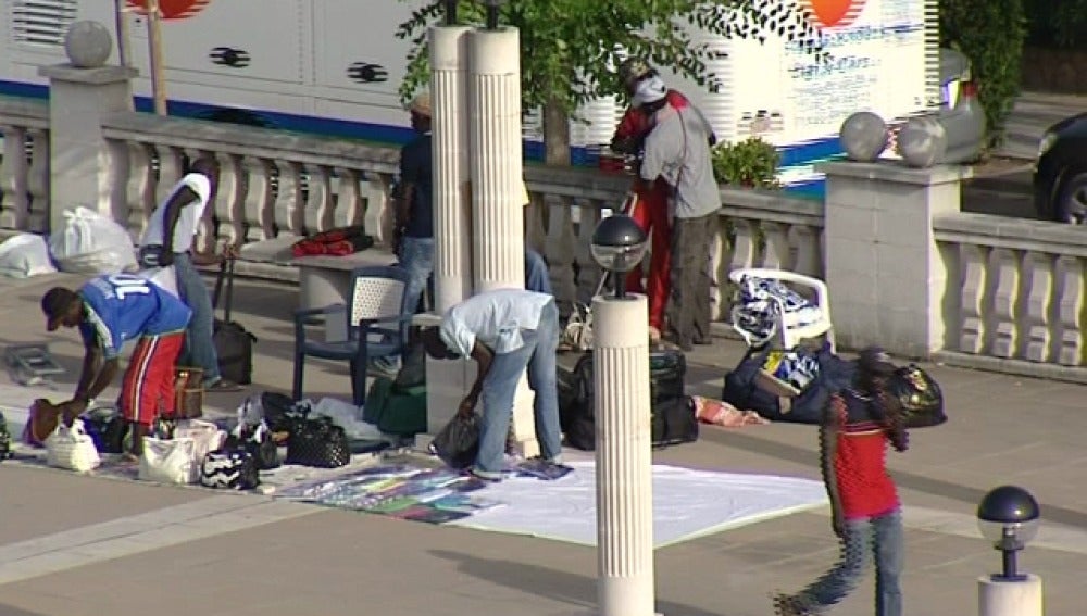 Manteros en la plaza de El Vendrell