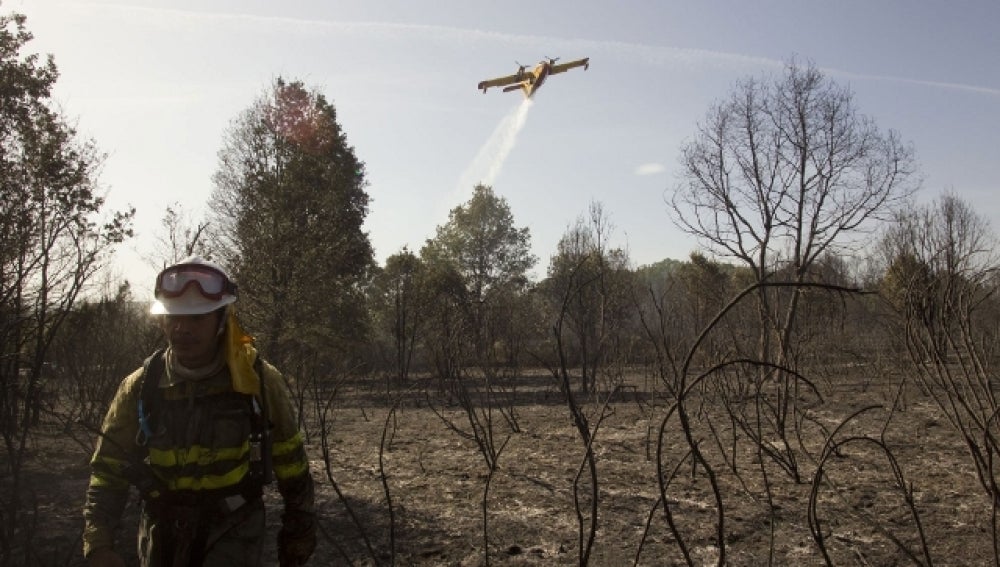 Trabajos de extinción de el incendio en Asturianos