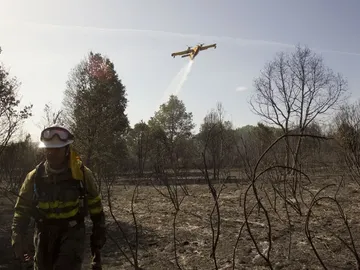 Trabajos de extinción de el incendio en Asturianos Trabajos de extinción de el incendio en Asturianos
