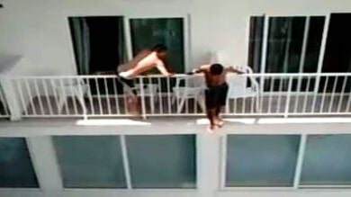 Un joven resulta herido en Ibiza haciendo 'balconing'