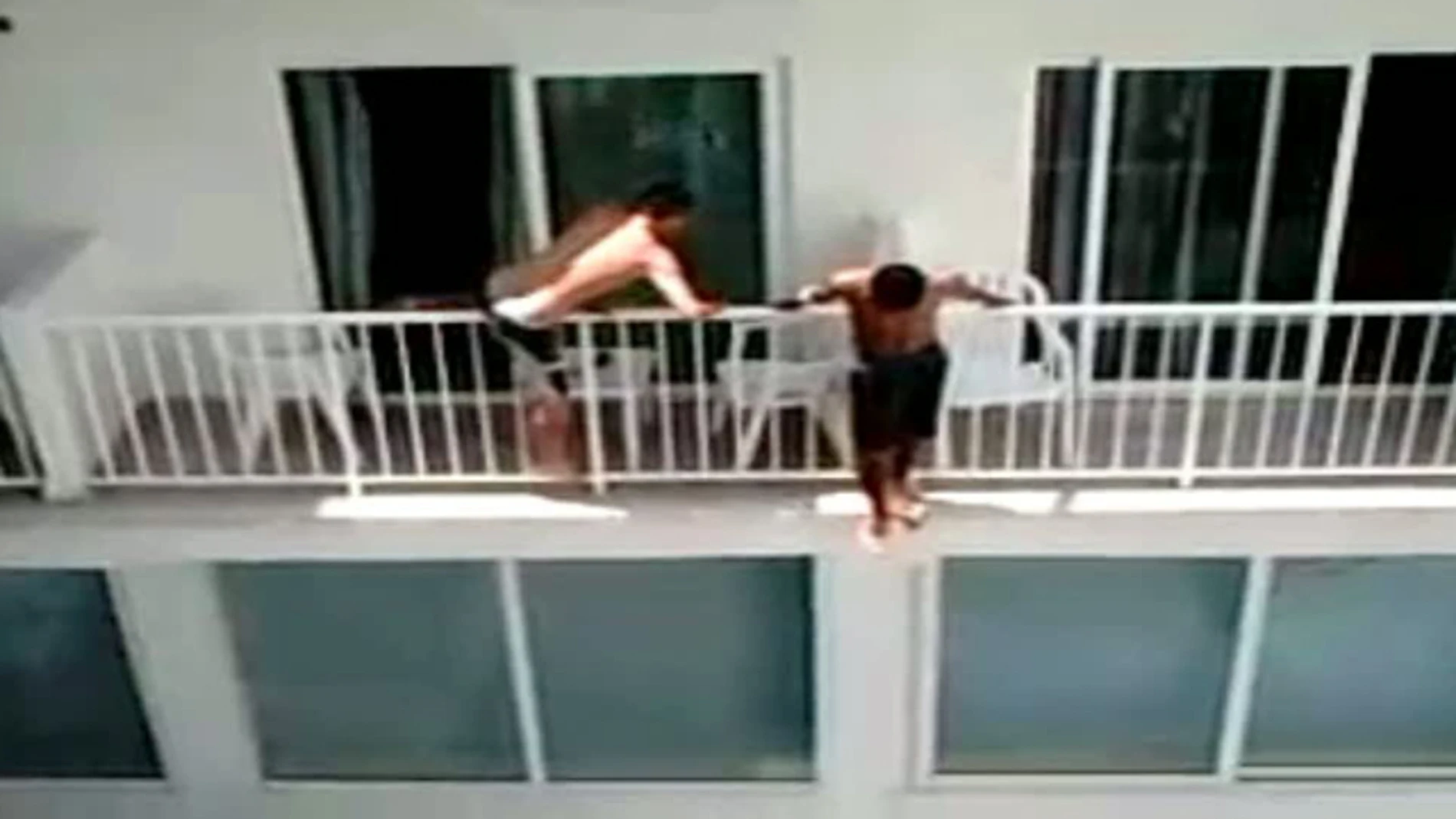El 'balconing' una nueva moda peligrosa El 'balconing' una nueva moda peligrosa