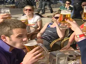 Playa, marcha y borrachera, nos vamos a España Playa, marcha y borrachera, nos vamos a España
