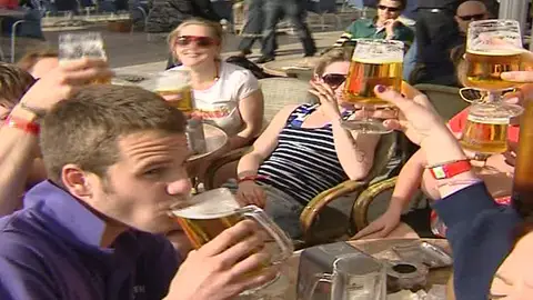 Playa, marcha y borrachera, nos vamos a España Playa, marcha y borrachera, nos vamos a España