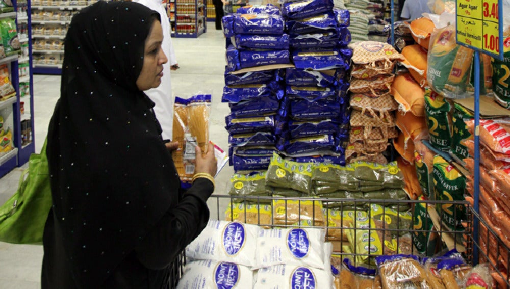 Una mujer musulmana compra en un supermercado