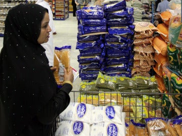 Una mujer musulmana compra en un supermercado