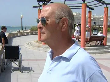 José Antonio frente a la playa en la que casi muere ahogado José Antonio frente a la playa en la que casi muere ahogado