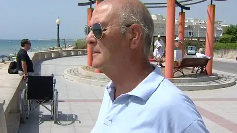 José Antonio frente a la playa en la que casi muere ahogado José Antonio frente a la playa en la que casi muere ahogado