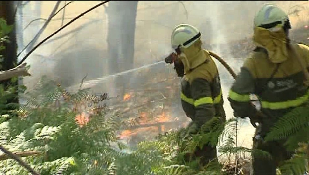 Trabajos de extinción del incendio de Ponteareas