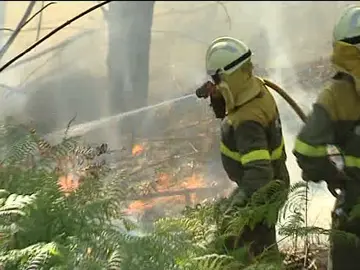 Trabajos de extinción del incendio de Ponteareas Trabajos de extinción del incendio de Ponteareas