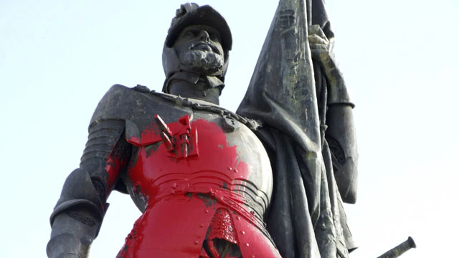 Cortés ha amanecido con manchas de pintura roja Cortés ha amanecido con manchas de pintura roja