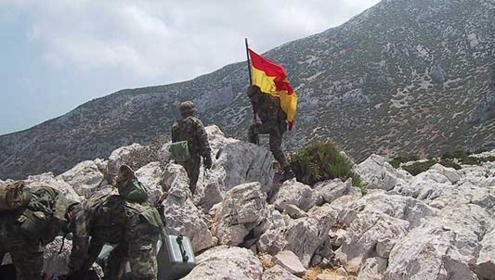 Soldados españoles colocan la bandera en Perejil