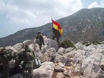 Soldados españoles colocan la bandera en Perejil Soldados españoles colocan la bandera en Perejil