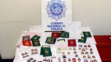 Medio centenar de detenidos por falsificar documentos a inmigrantes ilegales