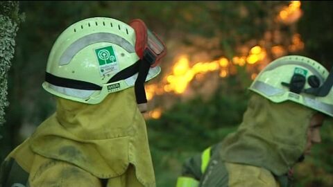 Dos bomberos en el incendio de Pontevedra