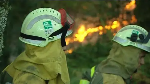 Dos bomberos en el incendio de Pontevedra Dos bomberos en el incendio de Pontevedra