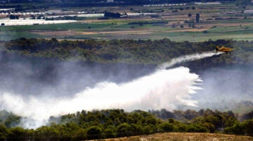 Un avioneta durante las labores de extinción del incendio en Navarra