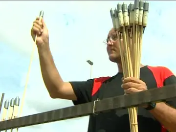 Preparando cohetes para las fiestas de Elche Preparando cohetes para las fiestas de Elche