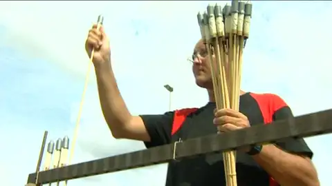 Preparando cohetes para las fiestas de Elche Preparando cohetes para las fiestas de Elche