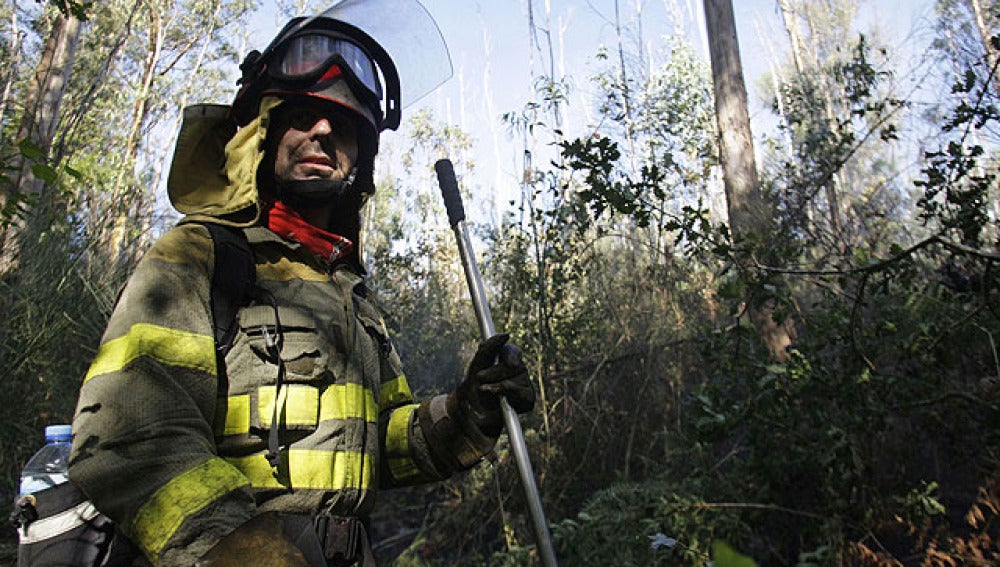 Un brigada tras controlar el incendio