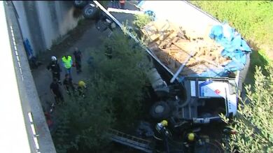 Un hombre queda atrapado dos horas en su camión al caerse de un puente