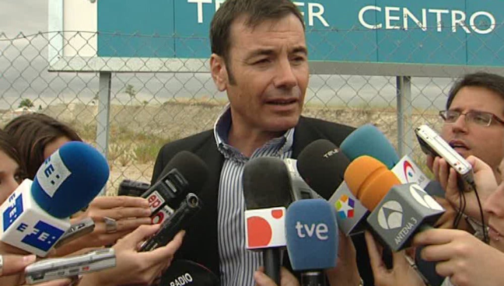 Tomás Gómez hablando con la prensa