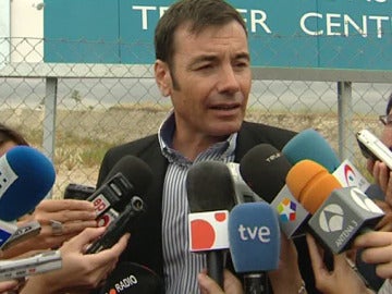 Tomás Gómez hablando con la prensa