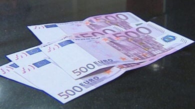 Una pareja tira 3.000 euros por la ventana durante una discusión en Gijón