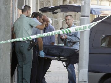 Agentes se llevan el cuerpo del guardia civil fallecido