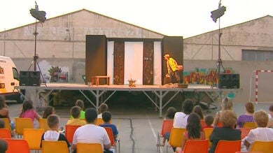 Vecinos de Zaragoza advierten con escenas de teatro de los peligros de los incendios