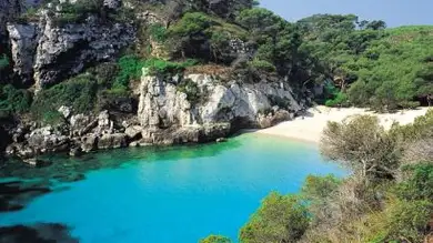 San Sebastián y las aguas turquesas de Menorca enamoran a los europeos San Sebastián y las aguas turquesas de Menorca enamoran a los europeos