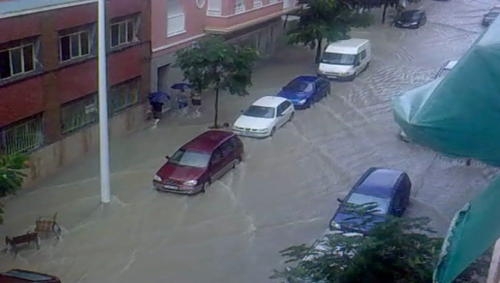 Una calle de Elche inundada por las lluvias