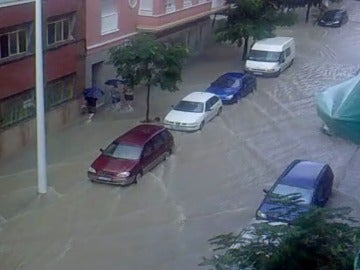 Una calle de Elche inundada por las lluvias