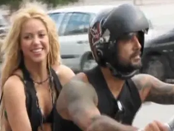Shakira en moto Shakira en moto
