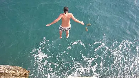 Saltos al agua llenos de adrenalina y peligro Saltos al agua llenos de adrenalina y peligro