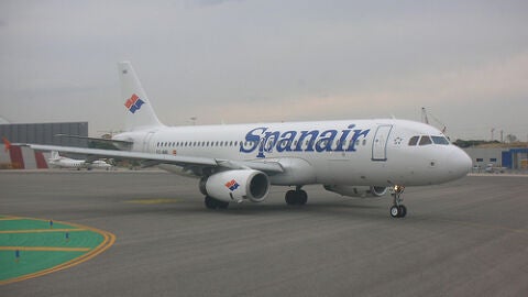 Un avi&oacute;n de Spanair despegando