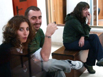 Laura Riera, Fernando García y Lierni Armendariz, presuntos miembros del comando Barcelona, durante un juicio Laura Riera, Fernando García y Lierni Armendariz, presuntos miembros del comando Barcelona, durante un juicio