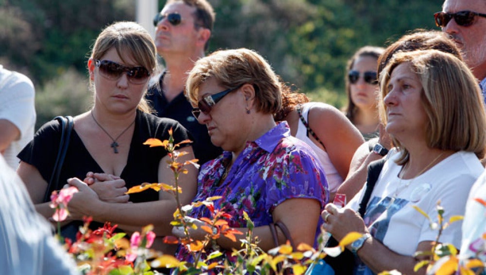 Familiares recuerdan a las víctimas del accidente en la ofrenda floral