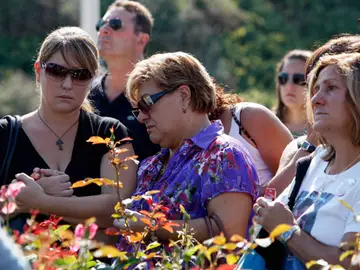 Familiares recuerdan a las víctimas del accidente en la ofrenda floral Familiares recuerdan a las víctimas del accidente en la ofrenda floral