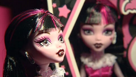 La mu&ntilde;eca de moda es un vampiro