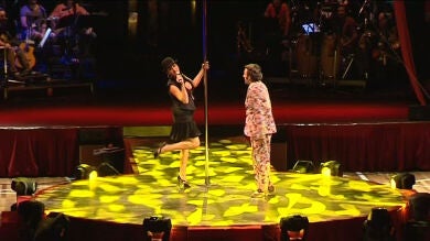 Un pabellón deportivo se viste de luces para transformarse en un espectacular Cabaret
