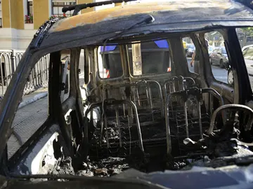 Uno de los vehículos calcinados Uno de los vehículos calcinados