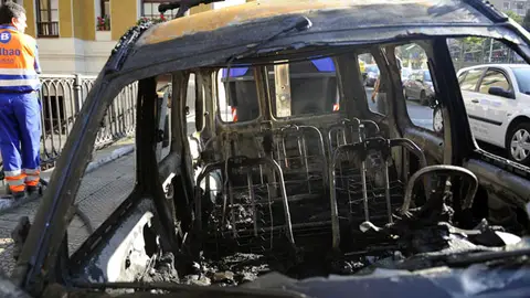 Uno de los vehículos calcinados Uno de los vehículos calcinados