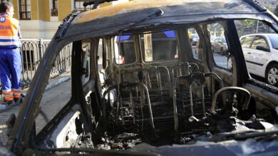 Catorce coches resultan dañados tras la quema de un contenedor en Bilbao 