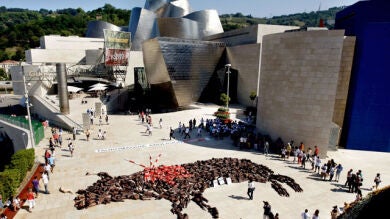 Protestan desnudos ante el Guggenheim para reclamar la abolición de los toros